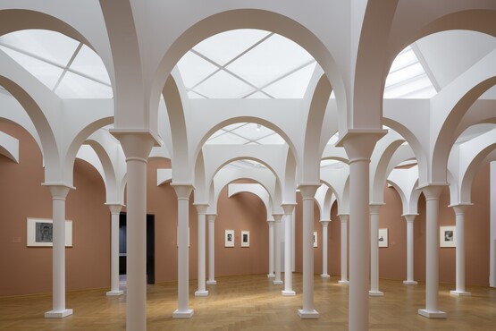 Installatie en prenten in zaal Architectuur in de tentoonstelling Escher – Andere wereld door Gijs Van Vaerenbergh. Foto: Johnny Umans
