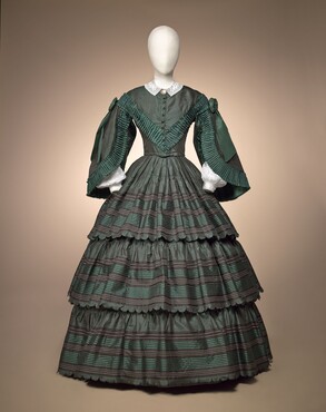 Dress, England, ca. 1860/1862, silk, Kunstmuseum Den Haag. Photo: Alice de Groot, Kunstmuseum Den Haag