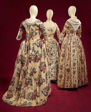 Japonnen van sits (: beschilderde en bedrukte katoen) uit India, volgens de Europese mode, ca. 1780-1795, Kunstmuseum Den Haag