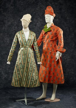 Links: Kamerjas, ca. 1750-1799, zijde. Rechts:  Kamerjas en huismuts, ca. 1775-1800, zijde en metaal, Kunstmuseum Den Haag