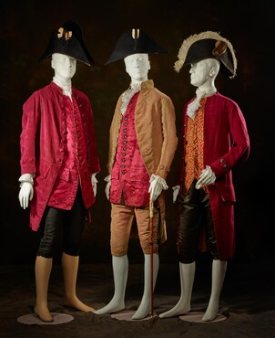 Twee vesten van geborduurde Chinese zijde, ca. 1750-1760 met jas ca. 1780, zijde en habit à la francaise, ca. 1785-1799, zijde; mannenkostuum ca. 1785-1799, wol, met bijbehorend vest van bedrukte zijde, gedragen in Friesland,  Kunstmuseum Den Haag