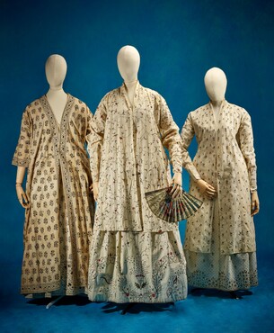 Drie ensembles met lange kabaja’s, geborduurd in India, gedragen in Indonesië:   Ensemble van kabaja en rok, ca. 1785-1814, katoen, geborduurd; Kabaja en rok, ca. 1800-1899, katoen, zijde en borduurwerk in metaaldraad; Kabaja en rok, ca. 1800-1814, katoen, borduurwerk in  metaaldraad,  Kunstmuseum Den Haag