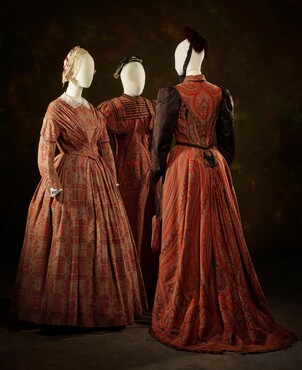 Drie japonnen van Europese Kashmirstof, geïnspireerd door de Kashmirsjaals:   Japon, ca. 1845-1850, wol, zijde en katoen; Japon, ca. 1898, wol en katoen; Japon, ca. 1889-1890, wol en katoen,  Kunstmuseum Den Haag