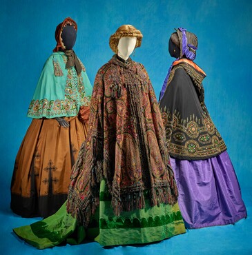 ‘Boernoes’ (: capes, geïnspireerd door de Noord-Afrikaanse boernoes) gedragen bij modieuze vrouwenjaponnen, ca. 1850-1870, wol, borduurwerk,  Kunstmuseum Den Haag