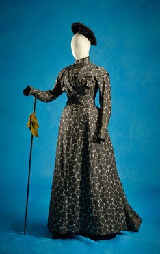 Japon, ca. 1898, bedrukte zijde met asymmetrisch motief, mogelijk Japans geïnspireerd,  Kunstmuseum Den Haag