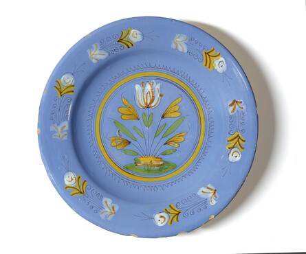 Schotel met tulp, Haarlem of Rotterdam, 1620-1640, tin- en loodglazuuraardewerk (majolica), diam. 31,3 cm, Terra Verde Collectie.