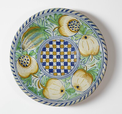 Schotel met granaatappels, Haarlem, 1625-1655, tin- en loodglazuuraardewerk (majolica), diam. 31,5 cm, Terra Verde Collectie