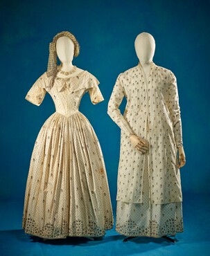 Links: Japon, ca. 1840-1845, katoen, metaal en linnen. Rechts:  Tweedelige japon,  vermaakt uit kabaja set 18de eeuw  ca. 1845-1850, zijde, katoen en metaal, Kunstmuseum Den Haag.