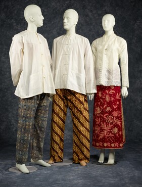 Twee ‘baadjes’ en twee ‘slaapbroeken’ van batik, en kabaja en sarong van batik met Europese motieven, ca. 1890-1920,  Kunstmuseum Den Haag