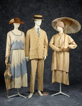 Links: Tropenjurk uit Nederlands-Indië, 1910-1914, katoen en metaal. Midden: Tropenpak uit Nederlands-Indië, ca. 1916-1922, zijde en katoen. Rechts:  Ensemble uit Nederlands-Indië, ca. 1928-1930, Shantung zijde, zijde en metaal, Kunstmuseum Den Haag