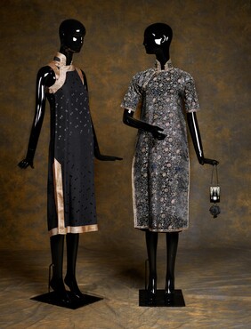 Links: Avondjapon, ca. 1932, zijde, Kunstmuseum Den Haag. Rechts: Avondjapon, ca. 1932, zijde en satijn, Kunstmuseum Den Haag