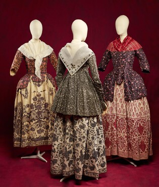 Drie jakken en rokken van Indiase sits, ca. 1700-1775, katoen, linnen en metaal, Kunstmuseum Den Haag