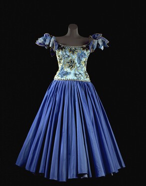 Frank Govers, Evening dress, ‘Gaugain-like Wilderness’, silk with embroidery and glass beads, sequins, imitation pearls, spring, 1988 Kunstmuseum Den Haag. Photo: Foto: Erik en Petra Hesmerg, Kunstmuseum Den Haag