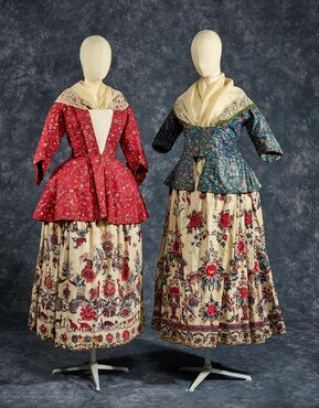 Twee jakken en rokken van Indiase sits, ca. 1750-1780, katoen, linnen en metaal, Kunstmuseum Den Haag
