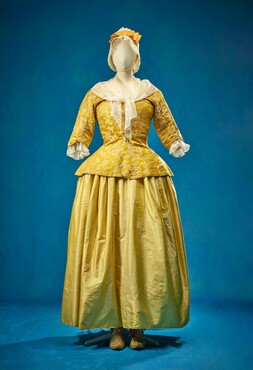 Jak van Chinese zijden damast (mogelijk vermaakt uit Chinees kledingstuk), ca. 1750, zijde en linnen,  Kunstmuseum Den Haag