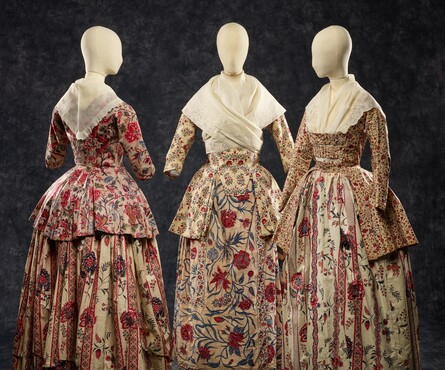 Drie jakken en rokken van Indiase sits, ca. 1750-1780, katoen, linnen en metaal, Kunstmuseum Den Haag