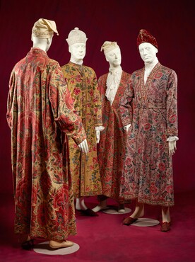 Vier Japonsche rocken (: kamerjassen voor mannen), ca. 1700-1750, sits, katoen, wol, linnen en zijde, Kunstmuseum Den Haag