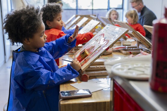 Children can make whatever they want during the Open Studio for Children. Plenty of inspiration in the museum! There is a choice of different, but different materials every Sunday.