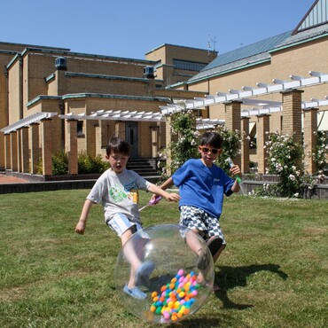 There’s plenty to discover in the museum garden: from playing in the grass to enjoying summer activities.
