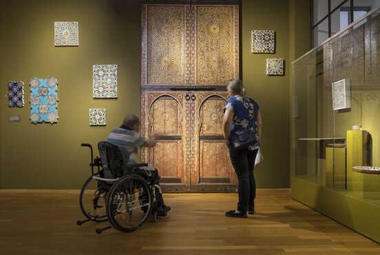 Bezoeker in de tentoonstelling 'Glans en Geluk'. © Maurice Haak.