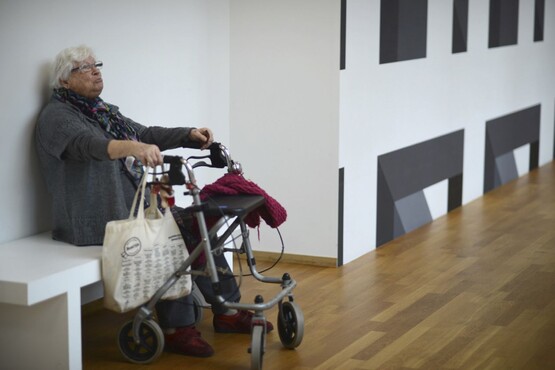 Bezoeker tijdens een stadsdeelavond in de 'Mondriaan & De Stijl' vleugel. © Barbara Lockefeer.