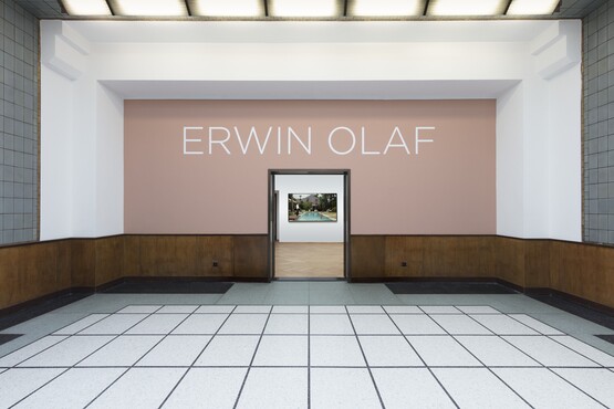 Tentoonstellingszalen en erezaal ten tijde van de tentoonstelling 'Erwin Olaf'