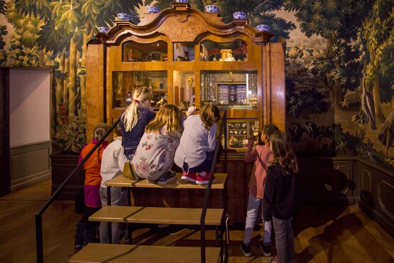 Trap voor het poppenhuis in de stijlkamers