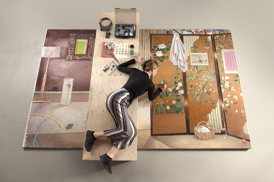 Juul Bierings restaureert Paneele van Matthias Weischer op een houten brug. Het schilderij is vervaardigd olieverf op doek in 2006-2008. Fotografie: Gerrit Schreurs.