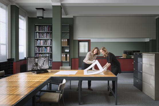 Conservator Laura Stamps en assistent-conservator Krista van der Bron. Fotografie: Gerrit Schreurs.