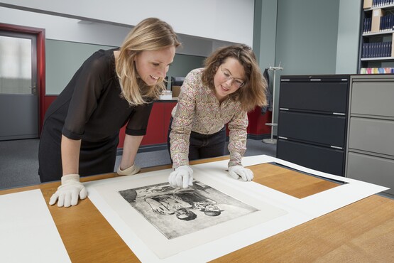 Conservator Laura Stamps en assistent-conservator Krista van der Bron. Fotografie: Gerrit Schreurs.