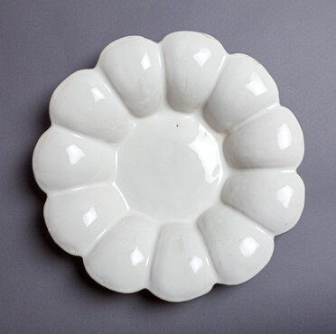 Plooischotel, Delft, circa 1650, tinglazuuraardewerk, diam. 40,5 cm, Terra Verde Collectie