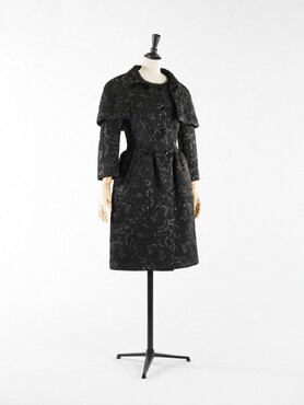  Cristóbal Balenciaga, dress and capelet ensemble in quilted façonné, 1968, Palais Galliera © Julien Vidal / Galliera / Roger-Viollet