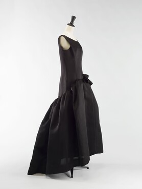 Cristóbal Balenciaga, avondjurk in zwart gazar, winter 1963, Palais Galliera © Julien Vidal / Galliera / Roger-Viollet