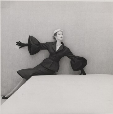 Henry Clarke, Stella Oakes in Cristóbal Balenciaga suit, 1951, Palais Galliera © Henry Clarke / Galliera / Roger-Viollet