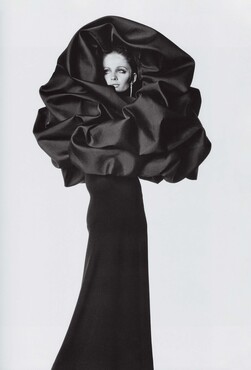 Irving Penn, Sue Murray in Cristóbal Balenciaga avondjurk, Vogue, September 1967 © Condé Nast