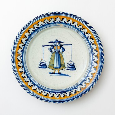 Schotel, Middelburg, circa 1620, tin- en loodglazuuraardewerk (majolica), diam. 32,6 cm, Terra Verde Collectie