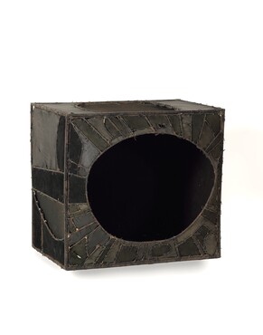 Lee Bontecou, Untitled (Zonder titel), 1959 Gelast staal, mousseline, leer, roet, draad en fluweel 30,5 x 33 x 27,9 cm Met steun van het Mondriaan Fonds en de VriendenLoterij.