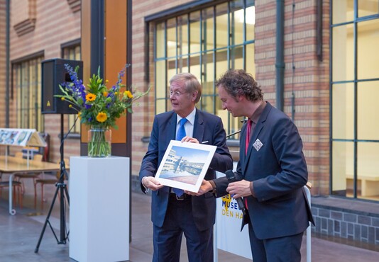 Henk Breukink, lid van de Raad van Toezicht, ontvangt een unieke fine art print van directeur Benno Tempel. Fonds Gemeentemuseum is hiermee officieel een feit. Foto: Maurice Haak