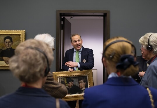 Doede Hardeman, hoofd collecties, geeft rondleiding door de tentoonstelling ‘Rumoer in de stad’ tijdens lancering Fonds Gemeentemuseum.  Foto Maurice Haak
