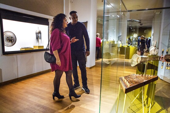 Twee bezoekers bekijken de tentoonstelling Glans en Geluk tijdens de opening op zaterdag 8 september jl. Foto: Najib Nafid