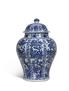 Dekselpot van Chinees porselein uit bezit van koningin Anna Paulowna, China (Jingdezhen), Qing-dynastie, Kangxi-periode (1662-1722), porselein, 57 cm hoog. Foto: Sotheby’s London