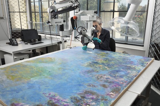 Restaurator Ruth Hoppe werkt in het restauratieatelier aan Blauweregen van Claude Monet. Foto: Gerrit Schreurs