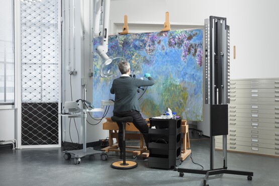 Restaurator Ruth Hoppe werkt in het restauratieatelier aan Blauweregen van Claude Monet. Foto: Gerrit Schreurs