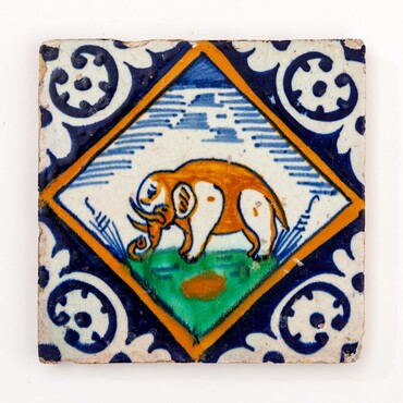 Kwadraattegel met olifant, Nederland, 1600-1630, tinglazuuraardewerk, 13,3, x 13,4 cm, Terra Verde Collectie
