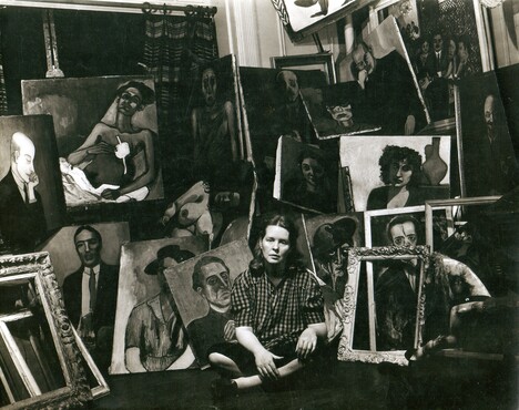  Neel in her Spanish Harlem apartment c. 1940 Foto door: Sam Brody Foto: Estate of Alice Neel