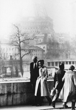 Audrey Hepburn en Hubert de Givenchy in Parijs, 1982, Foto: Jacques Scandelari; courtesy Hubert de Givenchy