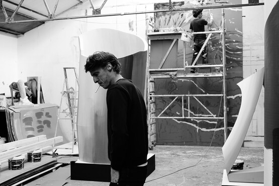 Rinus Van de Velde in zijn atelier