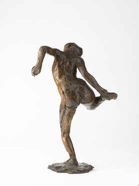 Edgar Degas (1834‐1917), Danseuse regardant la plante de son pied droite (Danseres die naar de zool van haar rechtervoet kijkt), 1882‐1895, Brons met rood en bruin patina, 49,5 x 33 cm, Particuliere collectie, Londen. Foto/Photo: Erik en Petra Hesmerg