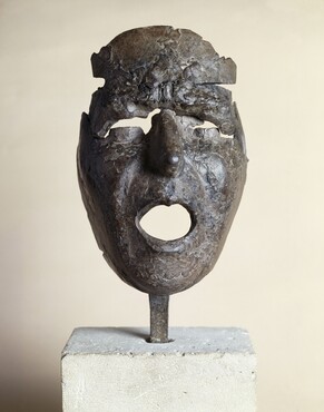 Julio González (1876 - 1942), Masque de Montserrat criant (Mask of Montserrat crying), 1938-1939, Forged and solded iron, patinated, 22 x 15,5 x 12 cm, Centre Pompidou - Musée national d'art moderne - Centre de création industrielle, Paris