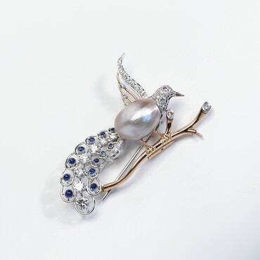 Steltman, Bird-shaped brooch, gold with diamonds, pearl, sapphire and ruby, 1952